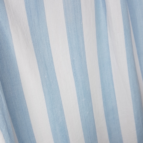 Sleeveless Button-Up Blouse - Picture 3 of 4